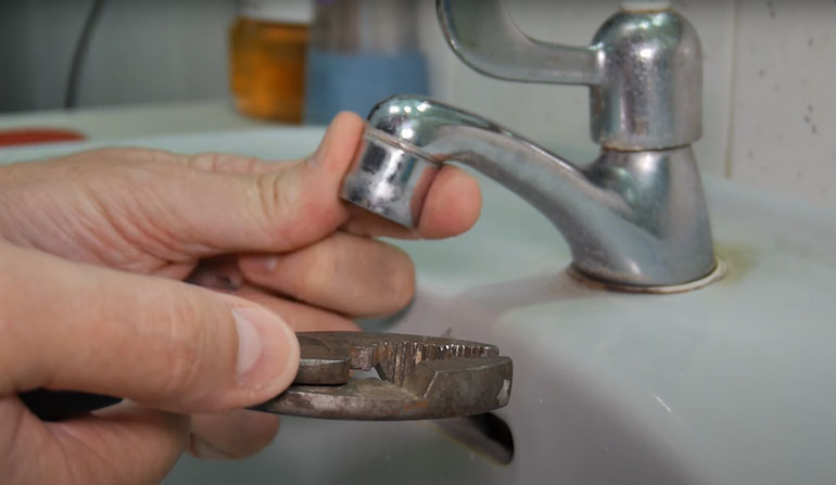 Remove-Aerator-From-Faucet-To-Clean-It