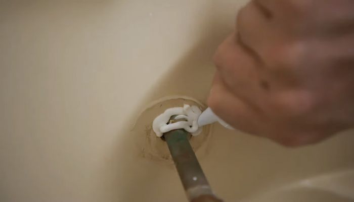 Applying-Plumbing-Tape-and-Sealant